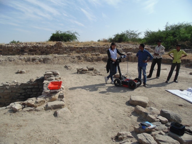 Reseachers collecting data at Dholavira site1