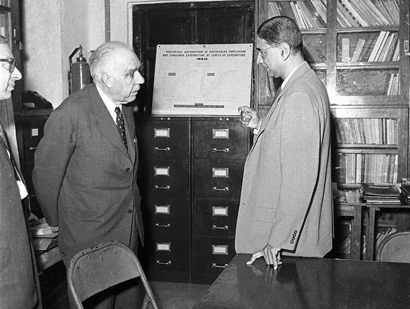 P C Mahalanobis and Niels Bohr on a conversation at ISI on January 16, 1960. (Photo ISI)