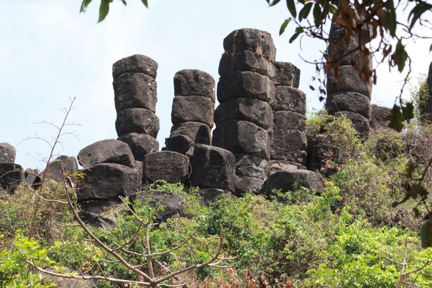 Unique horizontally jointed columns with vertical stacked blocks.