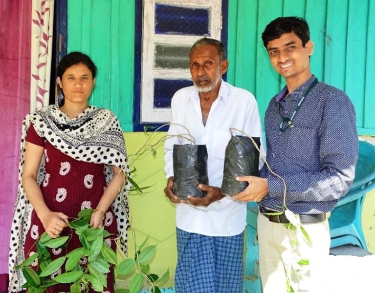 Pooja Bohra and Ajit Arun Waman distributing the blood fruit seedlings to a farmer