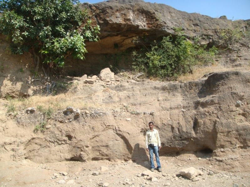 A sequence of gravelly-pebbly sand horizon capped by a milolite unit. This suggests a fluvial deposition due to enhanced monsoon activities.