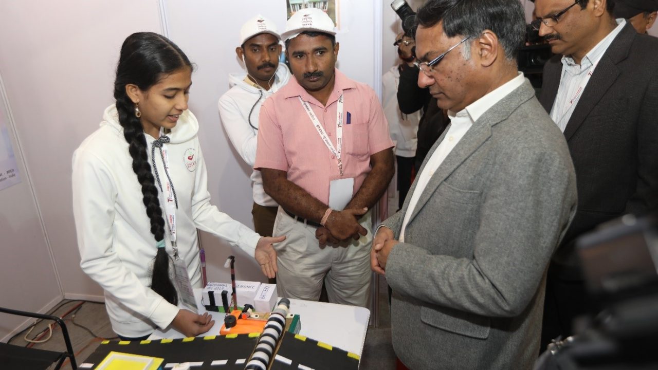 Prof Ashutosh Sharma interacting with young innovators