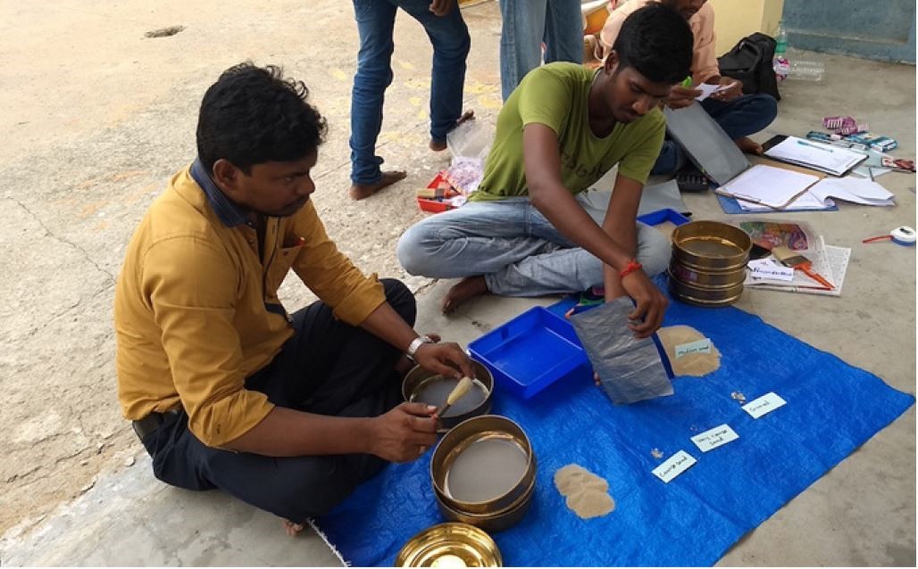 Citizen scientists analyzing sand grains in Raasapettai, Cuddalore (Photo Tara Rachel Thomas)